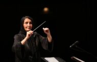 نزهت امیری تنها زن رهبر ارکستر ایران روی صحنه رفت