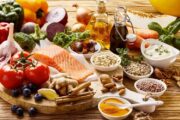 بهترین خوراکی‌ها و نوشیدنی‌ها برای شاد بودن