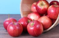 زیاد سیب خوردن چه بلایی سر بدن ما می‌آورد؟