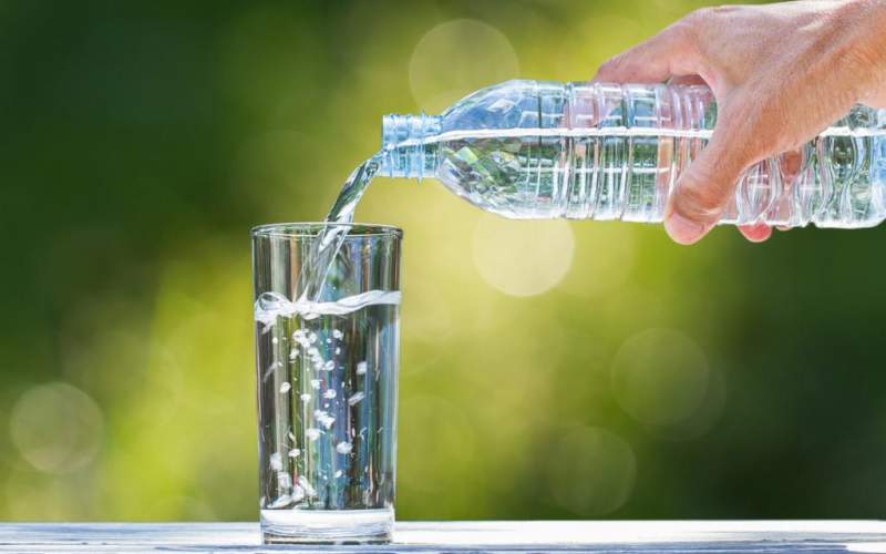 بلایی که نوشیدن آب هنگام غذا بر سرمان می‌آورد