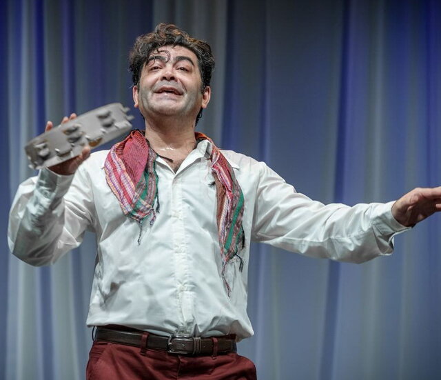 فرزاد حسنی،مشغول بازی در نمایش «کمدی گمنام» در عمارت نوفل لوشاتو است.