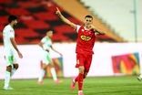 مدافع پرسپولیس، ۹ زندانی را آزاد کرد