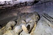 کشف ۳۰ مقبره با مومیایی‌های خانوادگی