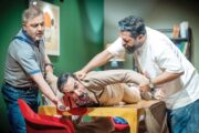 سینا رازانی، کارگردان نمایش «رام کردن اسب چوبی» وقتی خنده، نقاب تلخی ها می شود