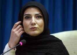 عکس بازیگر خوش‌چهره گردن زنی در لوکیشنی رویایی