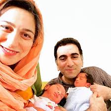 عکس جدید فلامک جنیدی در کنار همسر و دوقلوهایش