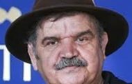 دريافت تنديس نخبه ي سينما به كيانوش گرامي در روز ملي نخبگان در دانشگاه شريف