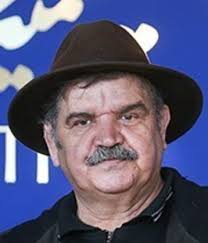 دريافت تنديس نخبه ي سينما به كيانوش گرامي در روز ملي نخبگان در دانشگاه شريف
