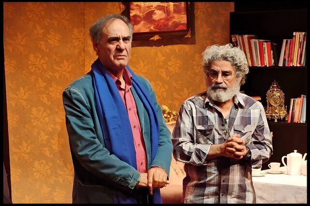 «ارزش های نسبی» به کارگردانی میکائیل شهرستانی که این روزها در تالار سایه مجموعه تئاتر شهر